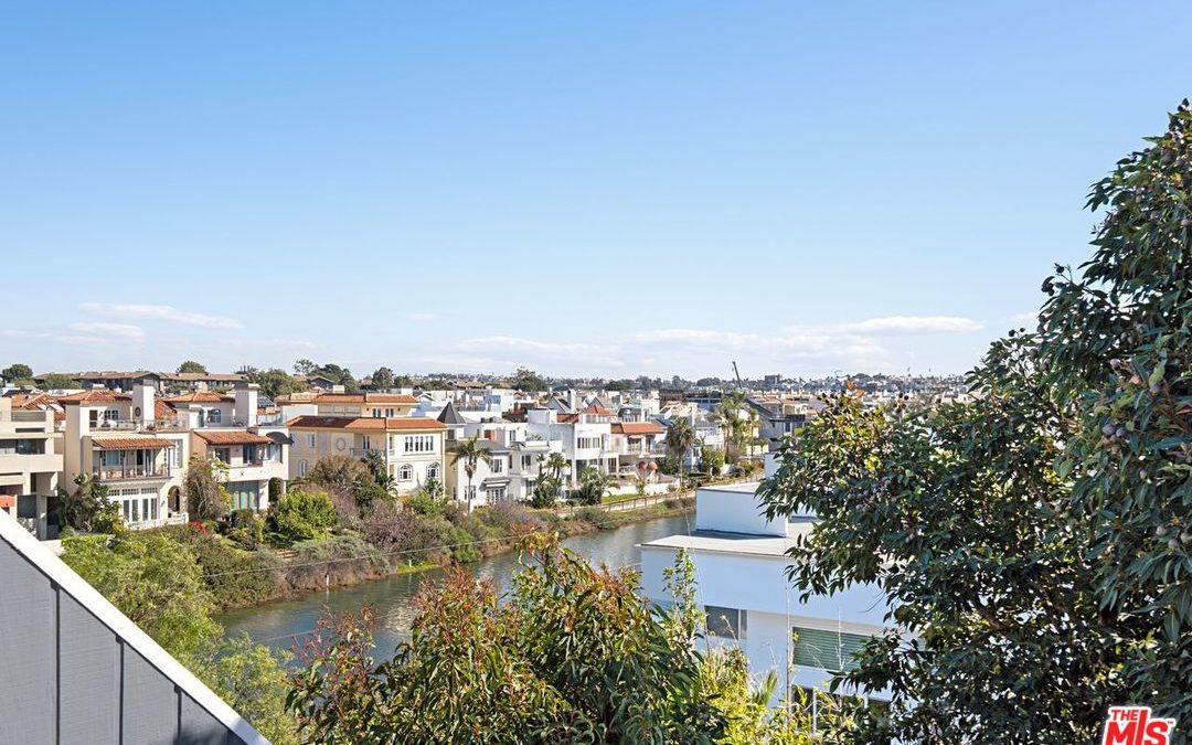 Housing market featuring a homes beautiful view.